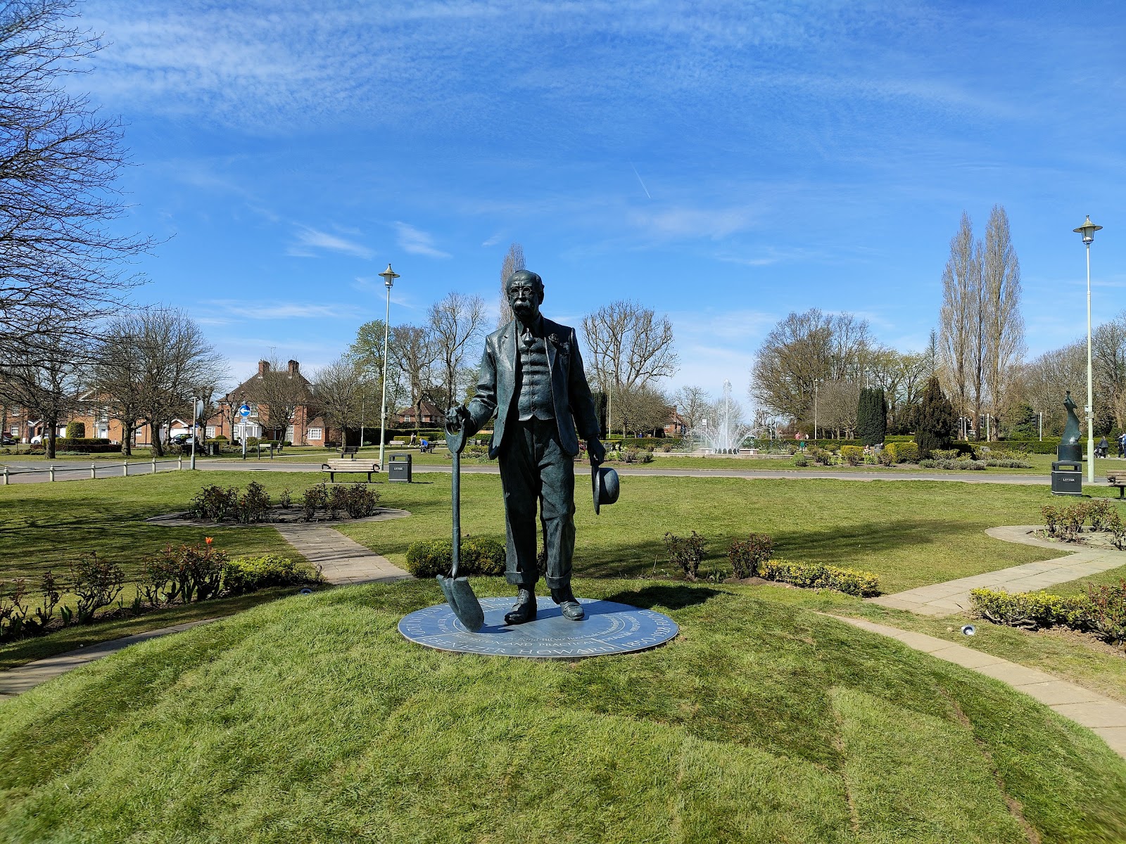 https://whatremovals.co.uk/wp-content/uploads/2022/02/'Ebenezer Howard' Statue-300x225.jpeg